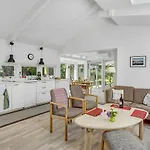 4 Bedroom Awesome In Hébergement de vacances